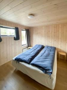 En eller flere senge i et værelse på Southern Cottage With Sea View And Terrace + 16 billeder