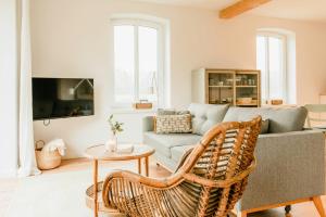 Μια τηλεόραση ή/και κέντρο ψυχαγωγίας στο Bright Holiday Flat On Estate With Nature Views