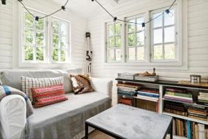 una sala de estar con un sofá y una mesa en Rustic Vibe In 60S House By Roskilde Fjord, en Jægerspris