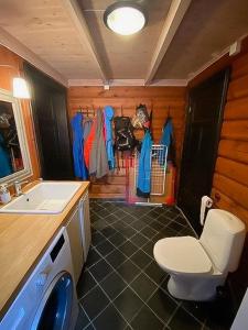 Ένα μπάνιο στο Log Cabin With Modern Style Near Vardefjell +21 φωτογραφίες