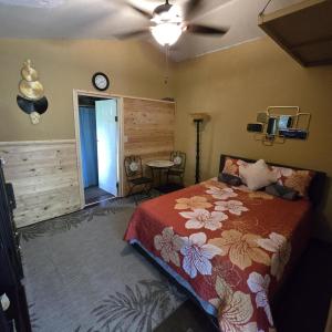 Кровать или кровати в номере Plantation Home Banana Hut Haiku