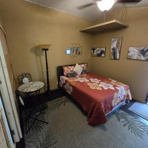 Кровать или кровати в номере Plantation Home Banana Hut Haiku