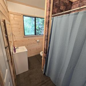 Ванная комната в Plantation Home Banana Hut Haiku