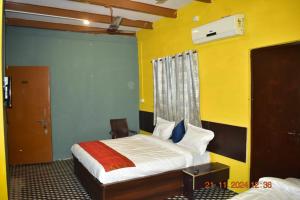 Katil atau katil-katil dalam bilik di Hotel Rudra Varanasi