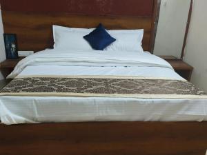 Katil atau katil-katil dalam bilik di Hotel Rudra Varanasi
