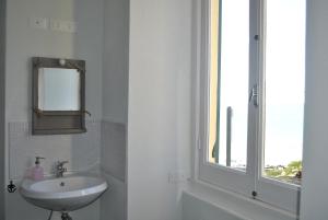 Ванная комната в Al Piccolo Scoglio - Room & Breakfast