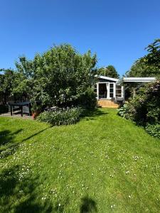 Κήπος έξω από το Family-Friendly Summer House Near The Beach