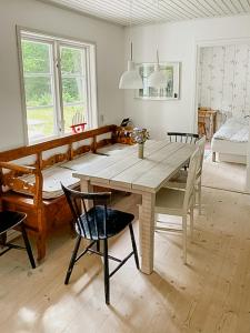 Posezení v ubytování Charming Småland Holiday Home Near Lake Mien + 14 fotografií