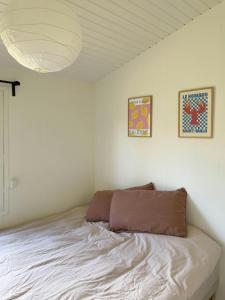 een bed in een kamer met een witte muur bij Home With Nordic Interior in Korsør