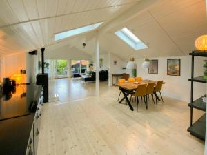 Η κουζίνα ή μικρή κουζίνα στο Peaceful Summer House By Ejby Ådal And Isefjord