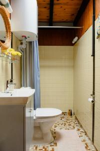 une salle de bains avec toilettes et lavabo dans l'établissement 60S Cabin With Vintage Finds And Wild Surroundings, à Tjørneholm