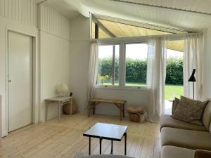 een woonkamer met een bank en een raam bij Home With Nordic Interior in Korsør