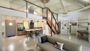 a living room and kitchen with a couch and a table at Villa Solemaris 5 étoiles Saint Gilles- Boucan proche plage in Saint-Gilles les Bains