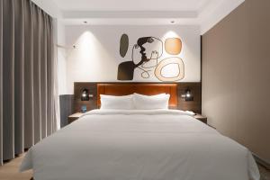 Postel nebo postele na pokoji v ubytování Mcsrh Hotel-Changsha Yuanjialing