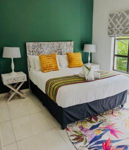 Ένα ή περισσότερα κρεβάτια σε δωμάτιο στο Q's Palace