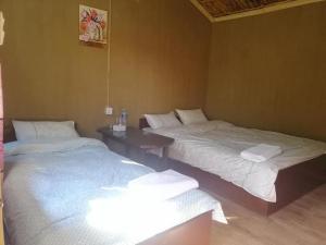 Postel nebo postele na pokoji v ubytování Crocodile View Camp Hôtel