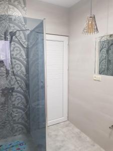 Ένα μπάνιο στο ALEXS house