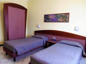 1 Schlafzimmer mit 2 Betten und einem lila Schrank in der Unterkunft Albergo Sirena in Bazzano Bologna