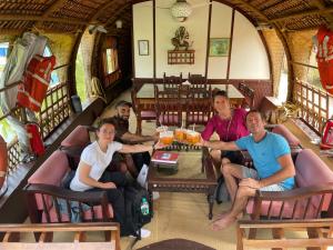 Thara's Houseboat的休息区