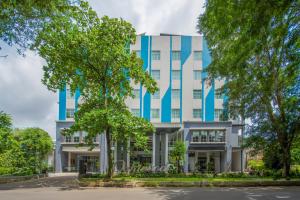 un edificio con facciata blu e bianca di Oakwood Merdeka Bandung a Bandung
