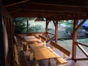 Chata Lieska في Horná Lehota: طاولة وكراسي خشبية في الجناح