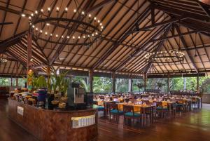 Restaurace v ubytování Adaaran Select Meedhupparu - Complimentary Stay for 1 Child for Stays between April 2025 to September 2025