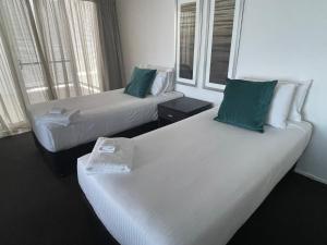 Ramada Hotel & Suites by Wyndham Ballina Byron客房内的一张或多张床位