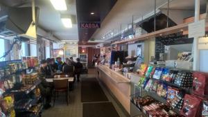 Supermarket nebo jiné obchody v  motelu nebo okolí