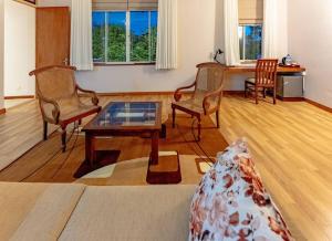 - un salon avec des chaises et une table basse dans l'établissement Adaaran Villa Bolgoda, à Moratuwa