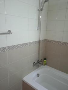 Ένα μπάνιο στο Xylophagou Rest and Relax 4 Top floor Big Balcony 1 bedroom apartment +65 φωτογραφίες