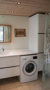 une cuisine avec une machine à laver et un évier dans l'établissement Summer House Charm Near Hårbølle Havn, à Askeby
