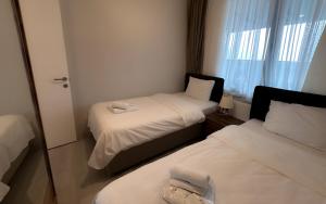 Postel nebo postele na pokoji v ubytování Green Hills Suites