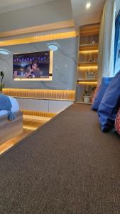 马尼拉Air residence Fantasy Sophisticated Heaven on earth Gym Swim Park 300 MB的卧室配有壁挂式平面电视。 更多28张照片