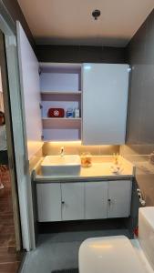 马尼拉Air residence Fantasy Sophisticated Heaven on earth Gym Swim Park 300 MB的带水槽和马桶的浴室