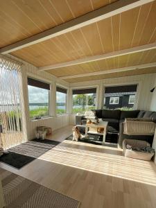 Setusvæði á Protected Fjord Cabin With Fjord Views