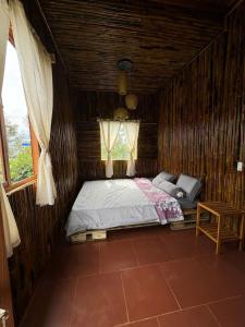 Ένα ή περισσότερα κρεβάτια σε δωμάτιο στο Homestay Hồng Phúc