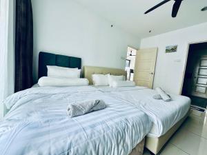 Postel nebo postele na pokoji v ubytování 8pax 2-Bedroom l Seaview l Georgetown l Gleneagles l Mansion One