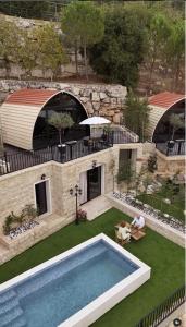 Πισίνα στο ή κοντά στο Cedars Old Lebanese Traditional House