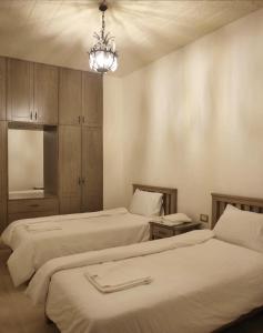 Ένα ή περισσότερα κρεβάτια σε δωμάτιο στο Cedars Old Lebanese Traditional House