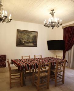 Μια τηλεόραση ή/και κέντρο ψυχαγωγίας στο Cedars Old Lebanese Traditional House