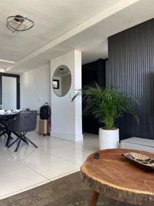 Una sala de estar con una mesa y un comedor. en Desert Pearl, en Windhoek
