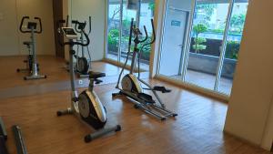 Fitness centrum a/nebo fitness zařízení v ubytování Nice Studio at Parkland Avenue Apartment By Travelio