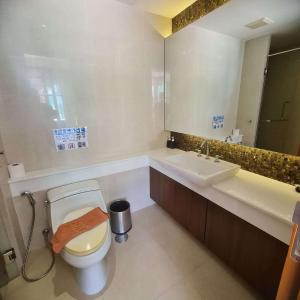 Phòng tắm tại Luxury 2 Bedroom Duplex with Private Pool- Privilege Residence Patong