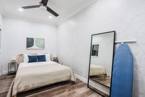 een slaapkamer met een bed en een spiegel bij Blueground Palo Alto AC wd nr university SFO-1762 in San Francisco