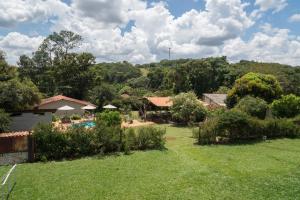 uma vista para um pátio com uma piscina em Estância das Angolas - Inhotim em Brumadinho