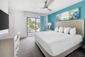 Postel nebo postele na pokoji v ubytování Hilton Vacation Club Aqua Sol Orlando West