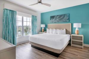 Postel nebo postele na pokoji v ubytování Hilton Vacation Club Aqua Sol Orlando West