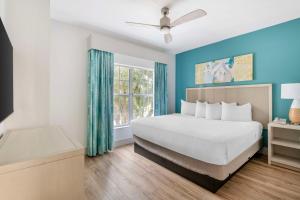 Postel nebo postele na pokoji v ubytování Hilton Vacation Club Aqua Sol Orlando West