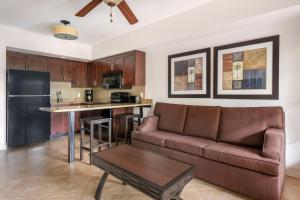 Kuchyň nebo kuchyňský kout v ubytování Hilton Vacation Club Aqua Sol Orlando West