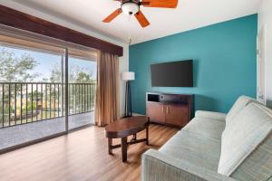 TV a/nebo společenská místnost v ubytování Hilton Vacation Club Aqua Sol Orlando West